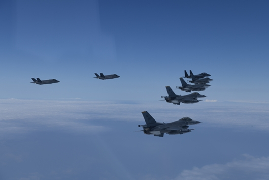 우리 군 당국이 미군 소속 5세대 전투기 F-35A 6대가 한반도에 전개했다고 밝혔다. 사진은 한·미 동맹이 7일 북한의 지속적인 탄도미사일 도발에 대응하는 공중무력시위 비행을 하는 모습. 기사 내용과 무관. /사진=뉴스1