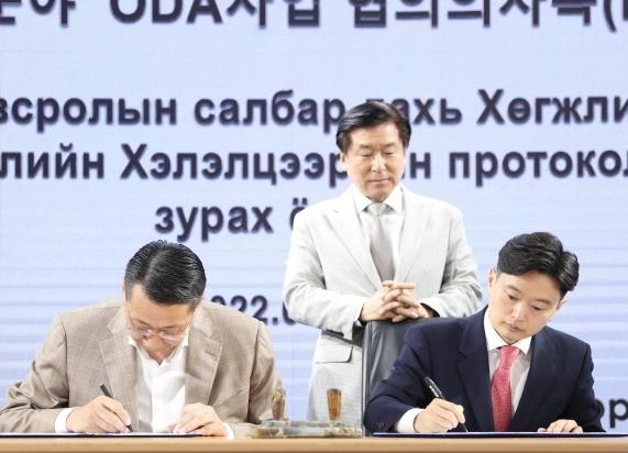 코이카가 지난 4일 몽골 교육과학부 대강당에서 몽골 교육과학부와 교육분야 신규사업을 위한 협의의사록을 체결했다. 체결식에서 서명하고 있는 엔카 암갈란 몽골 교육과학부 장관(왼쪽), 김준모 코이카 몽골사무소 소장과 이를 지켜보는 이여홍 주몽골 한국대사. /사진=코이카