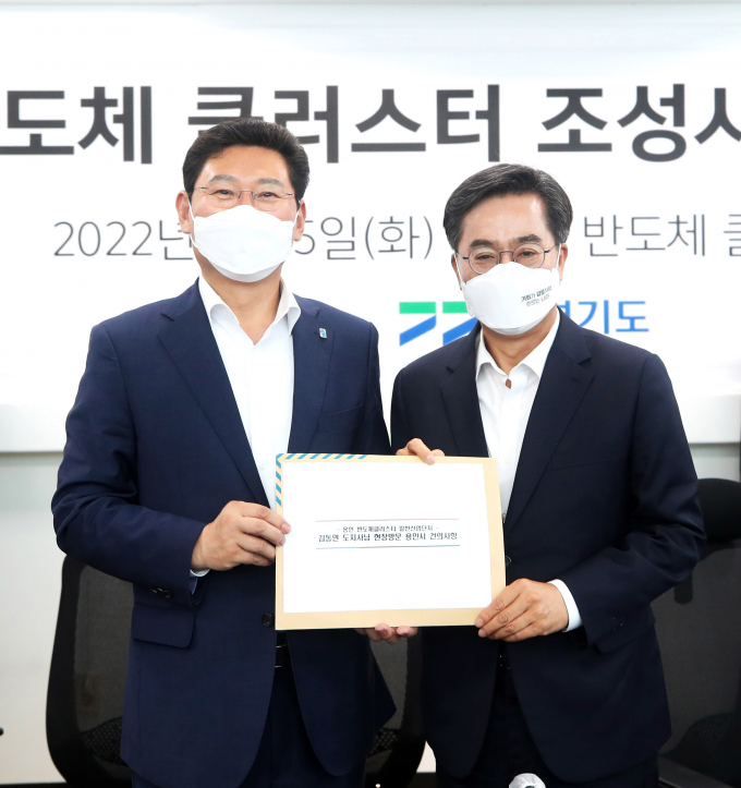 이상일 용인시장이 김동연 경기도지사에게 용인 반도체클러스터 성공 조성을 의한 건의 사항을 전달했다. / 사진제공=용인시