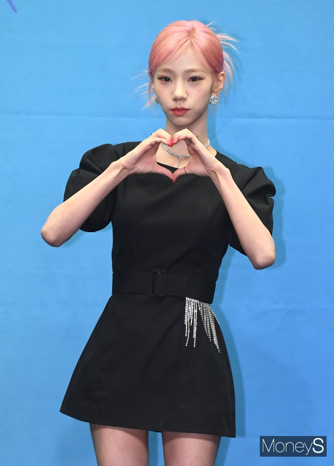 [머니S포토] 우주소녀 여름 '하트 발사~'