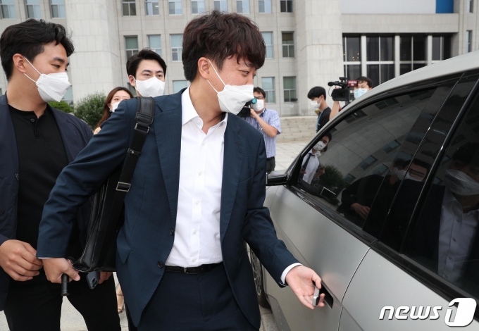 이준석 국민의힘 대표가 5일 오후 서울 여의도 국회에서 열린 비공개 회의를 마친 후 별다른 말없이 차량에 탑승하고 있다. (공동취재) © News1 이재명 기자
