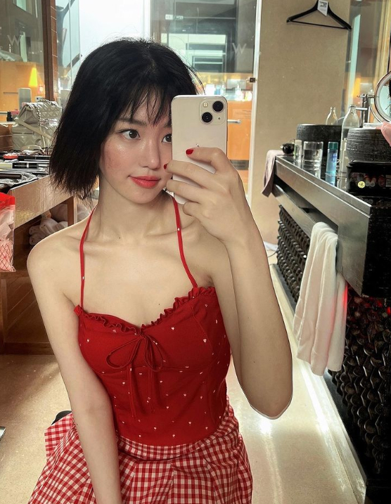 배우 이유비가 '인간 딸기'같은 모습을 뽐냈다. /사진=이유비 인스타그램