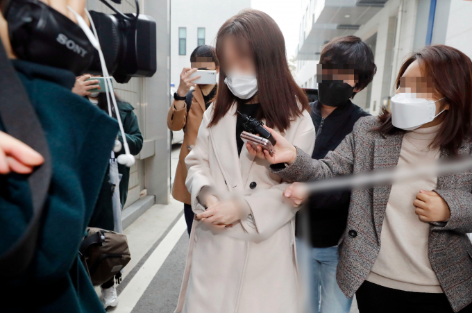 서울 지하철에서 60대 남성의 머리를 휴대전화로 가격한 혐의 등으로 기소된 20대 여성이 1심에서 실형을 받았다. 사진은 지난 3월30일 서울 양천구 서울남부지방검찰청으로 송치되는 A씨. /사진=뉴시스