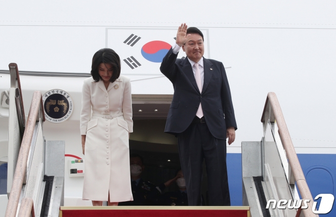 윤석열 대통령과 김건희 여사가 지난달 27일 경기도 성남 서울공항에서 공군 1호기에 탑승하며 인사하고 있다. 대통령실사진기자단 2022.6.27/뉴스1 © News1 안은나 기자