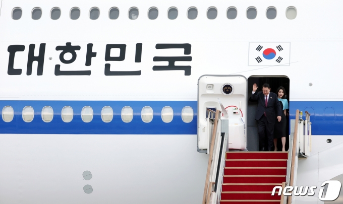 윤석열 대통령과 김건희 여사가 3박5일 동안 스페인 마드리드에서 열린 나토(NATO·북대서양조약기구) 정상회의 첫 순방을 마치고 1일 경기 성남 서울공항에 도착해 손을 들고 있다. (대통령실사진기자단) 2022.7.1/뉴스1 © News1 안은나 기자