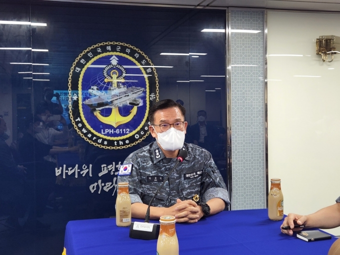 안상민 림팩전단장이 6일(현지시간) 미국 하와이 진주만에 정박한 '마라도함' 사관실에서 취재진과 대화하고 있다. © 뉴스1