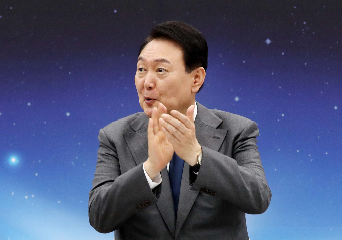 윤석열 대통령의 외가 6촌 동생 최모씨가 대통령 부속실의 국장급 선임행정관으로 일하는 것이 확인됐다. 부속실은 대통령 내외를 가까운 거리에서 보좌하는 역할을 한다. 사진은 윤 대통령이 지난 6일 대전 유성구 한국항공우주연구원에서 열린 우주경제 비전 선포식에서 누리호 개발 및 2차 발사 영상을 시청하며 박수를 치는 모습. /사진=뉴시스
