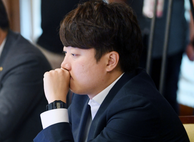 국민의힘 중앙윤리위원회의 이준석 대표 징계 심의가 7일 열린다.  사진은 이 대표가 지난 6일 서울 종로구 삼청동 총리공관에서 열린 윤석열 정부 첫 고위 당정 협의회에서 생각에 잠겨 있는 모습. /사진=뉴시스 