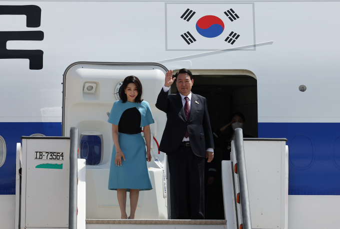이원모 대통령실 인사비서관의 배우자 신모씨 일가가 윤석열 대통령이 후보자 시절 2000만원의 정치후원금을 냈던 것으로 확인됐다. 사진은 윤 대통령과 김건희 여사가 지난달 30일 스페인 마드리드 바라하스 국제공항에서 공군 1호기 탑승 전 손을 흔들어 인사하는 모습. /사진=뉴시스 