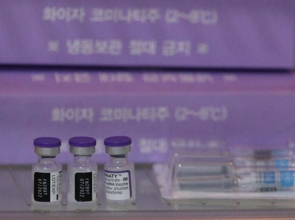 정부가 얀센, 코백스 퍼실리티(코백스)의 신종 코로나바이러스 감염증(코로나19) 백신 1665만회분을 공급받지 않기로 결정했다. 사진은 서울의 한 신속항원검사 병원 냉장고에 보관 중인 코로나19 백신의 모습./사진=뉴스1