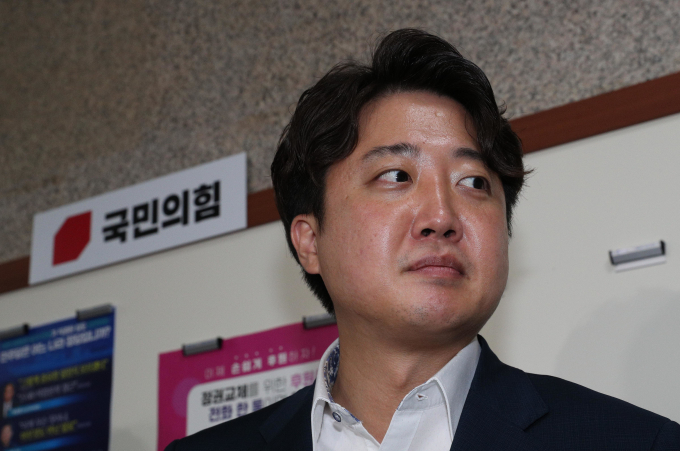 국민의힘 중앙윤리위원회(윤리위)가 '성접대 증거인멸 교사' 의혹을 받은 이준석 대표에게 '당원권 6개월 정지' 중징계를 내렸다.  사진은 8일 서울 여의도 국회에서 열린 윤리위원회에서 소명을 마친 후 입장을 말하고 있는 이 대표. /사진=뉴스1