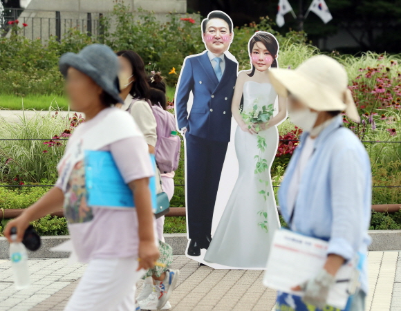 7일 오후 서울 종로구 청와대 분수대 앞에 윤석열 대통령과 김건희 여사의 등신대가 설치되어 있다. / 사진=뉴스1 김진환 기자