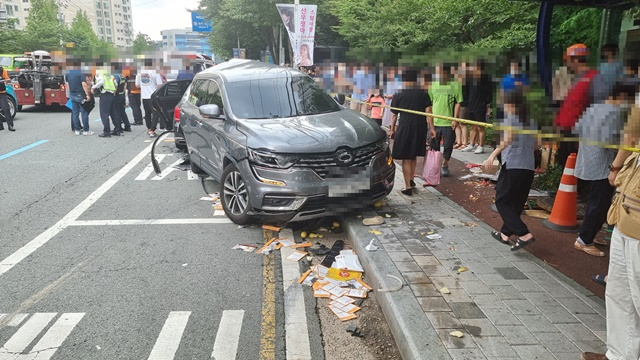부산의 한 도로에서 교통사고가 발생해 차량 4대가 부서지고 보행자 5명이 부상을 당하는 사고가 발생했다./사진=부산경찰청