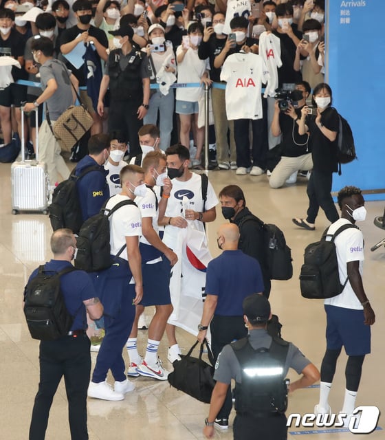 [사진] 인천공항 도착한 토트넘 선수단