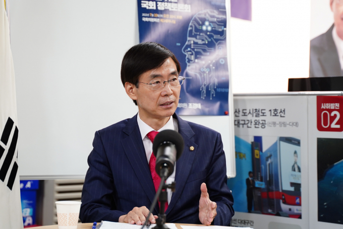 조경태 국회의원이 지난 9일 부산사하구 사무실에서 본지와의 인터뷰를 하고 있다. 조경태 의원은 이날 "이준석 당대표와 윤핵관 모두가 잘못"이라는 양비론을 펼쳤다./사진=이채열 기자 