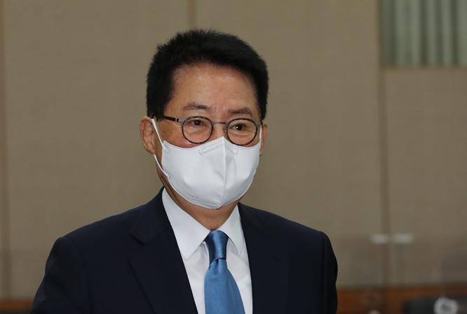 박지원 전 국가정보원장이 11일 윤석열 대통령의 국정수행 지지율이 30%대로 추락한 데 대해 "만약 내각제라고 하면 정권을 내놔야 되는 처지"라고 지적했다. /사진=뉴스1