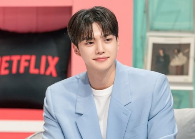 한 매거진 디렉터가 배우 송강과 해외 화보 촬영을 진행하며 느낀 점을 남겨 주목받고 있다. /사진=나무엑터스 제공