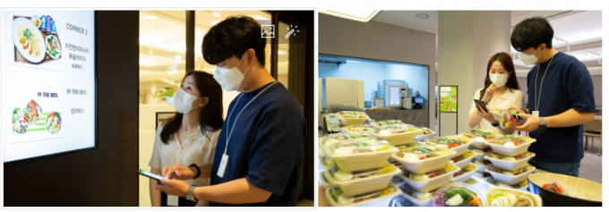 아워홈 구내식당 방문 고객들이 애플리케이션 '밀케어(Meal Care)'에 접속해 서비스를 이용하고 있다. (아워홈 제공)