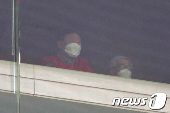 [사진] 사직구장 찾은 신동빈 회장