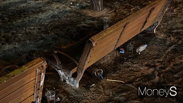 코로나 팬데믹 이전 길거리에 대놓고 방치돼 논란이 됐던 '쓰레기 투기'가 다시 모습을 드러내고 있다. 사진은 지난 12일 인천 중구 을왕리해수욕장 벤치 주변에 마구 버려진 쓰레기들. /사진=박정경 기자