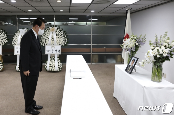 윤석열 대통령이 12일 오후 서울 종로구 주한일본대사관 공보문화원에 마련된 아베 신조 전 일본 총리 분향소를 찾아 조문하고 있다. (대통령실 제공) © News1 안은나 기자