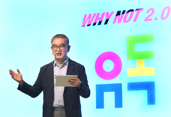 LG유플러스는 14일 기자간담회를 열고 신규 구독 서비스 '유독'을 공개했다. 사진은 정수헌 LG유플러스 컨슈머부문장(오른쪽)과 유독 홍보모델인 배우 손석구(가운데), 정혜윤 마케팅그룹장이 신규 구독 플랫폼인 '유독'을 소개하는 모습. /사진=LG유플러스