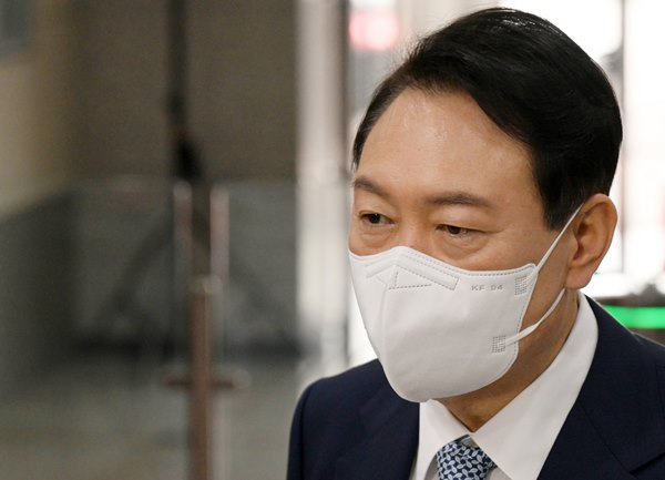 대통령실이 15일 최근 윤석열 대통령의 지지율 하락세에 대한 생각을 밝혔다. 사진은 이날 서울 용산 대통령실에서 열린 출근길 도어스테핑에서 취재진의 질문에 답하는 윤 대통령. /사진=뉴스1