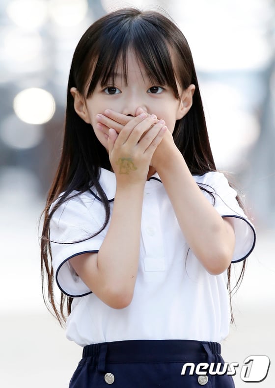 [사진] '우영우 아역' 오지율, 고사리 손으로 빠진 앞니 꼭 가리고