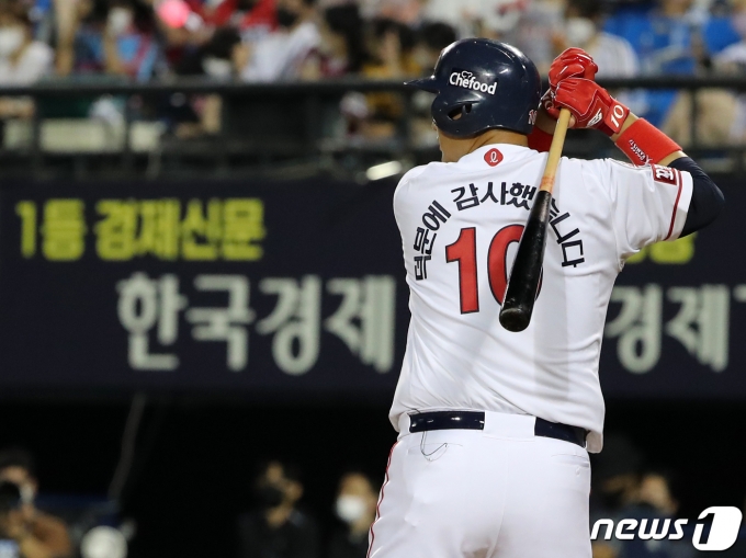 16일 오후 서울 송파구 잠실야구장에서 열린 '2022 신한은행 SOL KBO리그 올스타전’ 드림팀과 나눔팀의 경기, 드림팀 이대호가 5회말 1사 1루 '덕분에 감사했습니다' 마킹이 새겨진 유니폼을 입고 타석에서 타격 준비를 하고 있다. 2022.7.16/뉴스1 © News1 김진환 기자