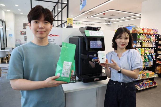  편의점  CU가 GET커피 머신부터 원두, 브랜드 콘셉트까지 구성 요소들을 대대적으로 리뉴얼해 편의점 즉석원두커피 품질 초격차에 나선다.(CU 제공)