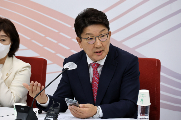 권성동 국민의힘 대표 직무대행 겸 원내대표가 신종 코로나바이러스 감염증(코로나19) 재확산과 관련해 일상 제약을 최소화하는 방향으로 합리적 방역 대책을 마련해야 한다고 강조했다. 사진은 권성동 원내대표가 17일 서울 여의도 국회 원내대표실에서 취임 100일 기자간담회를 갖는 모습./사진=뉴스1(공동취재) 