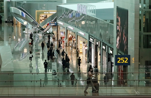 17일 인천국제공항 제2여객터미널 면세점에서 출국자들이 쇼핑을 하고 있다. 정부가 여행자 면세 한도를 현행 600달러에서 800달러로 올리겠다고 밝혔다. /사진=뉴스1