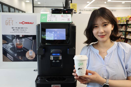 최근 고물가 기조가 이어지고 있는 가운데 카페 대신 편의점에서 커피를 찾는 소비자들이 증가하고 있다. 사진은 CU가 운영하는 겟(GET)커피. /사진=CU
