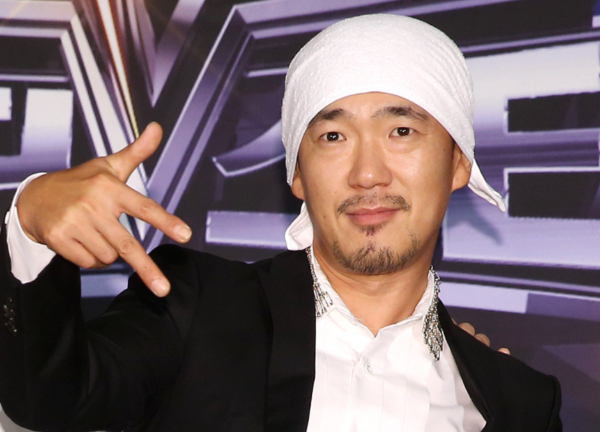 그룹 DJ DOC 멤버 이하늘이 래퍼 뱃사공의 불법 촬영 논란에 2차 가해를 입혔지만 여전히 침묵을 유지하고 있다. 사진은 지난 2013년 7월16일 서울 종로구 중학동 더케이트윈타워에서 열린 케이블채널 엠넷 오디션 프로그램 '슈퍼스타K 5' 제작발표회에 참석한 이하늘. /사진=뉴스1