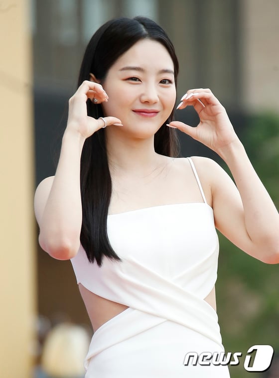 [사진] 조이현, 앙증맞은 볼 하트