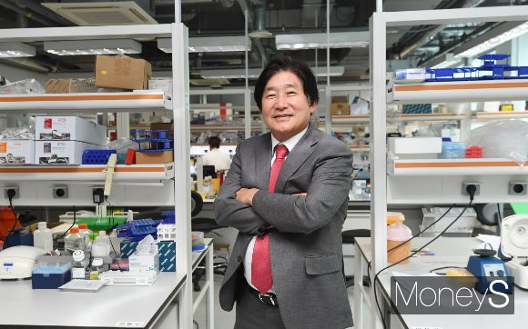 에이비엘바이오는 면역항암제, 퇴행성 뇌질환 치료제 등 이중항체를 기반으로 한 바이오의약품 연구개발(R&D) 기업이다. 연구실에서 포즈를 취하는 이 대표. /사진=장동규 기자