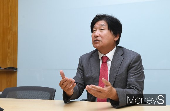 이상훈 에이비엘바이오 대표가 창립 6년만에 처음으로 흑자전환을 예고했다. 에이비엘바이오는 기술특례 상장으로 코스닥에 입성한 바이오기업 중 흑자를 낸 최초의 사례가 된다. 경기도 성남시 판교테크노벨리에 위치한 에이비엘바이오 본사에서 만난 이 대표가 회사의 비전을 소개하고 있다./사진=장동규 기자