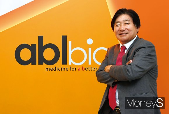 이상훈 에이비엘바이오 대표가 신약개발 분야에 있어서 대한민국을 대표하는 롤모델이 되겠다는 포부를 밝혔다. 이 대표가 에이비엘바이오 본사에서 포즈를 취하고 있다./사진=장동규 기자