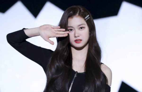 그룹 르세라핌 멤버였던 김가람이 '학교폭력' 논란으로 팀에서 탈퇴한 가운데 학교폭력을 노이즈마케팅으로 이용했다는 비판이 제기됐다. /사진=빅히트 뮤직 제공