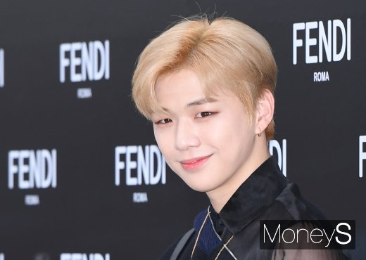 가수 강다니엘이 엠넷 댄스 서바이벌 '스트릿 우먼 파이터'(이하 '스우파') 등 자신이 MC를 맡은 프로그램과 출연자에 관해 성인지 감수성이 떨어지는 경솔한 발언을 해 비판받고 있다. 사진은 지난 2019년 서울 강남구 압구정동 갤러리아백화점 명품관 EAST 광장에서 열린 이탈리아 브랜드 펜디(FENDI) 2019 가을/ 겨울 컬렉션 팝업 스토어 오픈 기념 이벤트에 참석한 강다니엘. /사진=장동규 기자