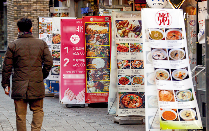 서울 명동의 음식점 메뉴 입간판 모습./사진=뉴시스