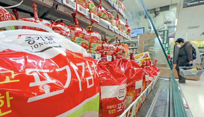 서울시에 위치한 한 마트 식품 코너에 포장김치가 진열돼 있다./사진=뉴스1 장수영 기자