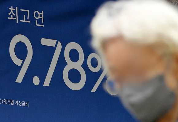금리상한형 주택담보대출(주담대)의 판매가 최근 급증했다. 한은의 사상 첫 빅스텝 등으로 대출 금리가 앞으로 급격히 더 오를 것으로 예상하는 소비자들이 많아져서다. 사진은 서울 시내의 한 시중은행 외벽에 걸려있는 대출금리 현수막 모습./사진=뉴스1