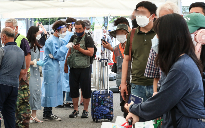 26일 발표될 국내 신종 코로나바이러스 감염증(코로나19) 신규 확진자 수가 9만명대 후반이 될 것으로 보인다. 사진은 지난 25일 오후 서울역 임시선별검사소에서 시민들이 코로나19 검사를 받기 위해 대기하는 모습. /사진=뉴시스