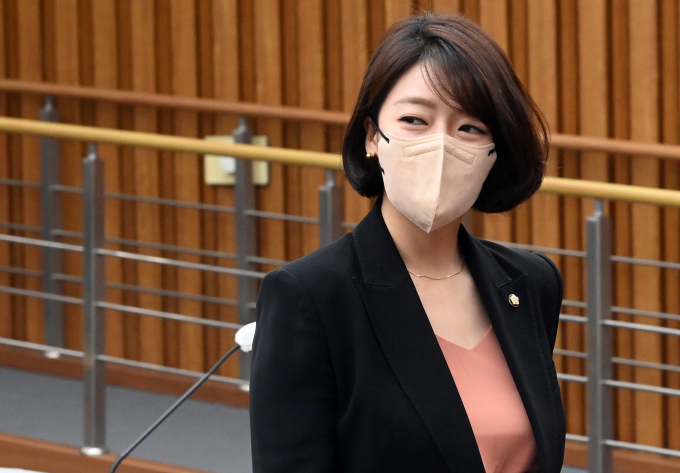 배현진 국민의힘 최고위원이 법사위원회에 박범계 의원(더불어민주당·대전 서구을)이 들어간 것에 대해 "낯 두꺼운 행위"라고 지적했다. 사진은 배현진 국민의힘 최고위원이 지난 11일 오전 서울 여의도 국회에서 열린 초선의원모임에 참석하는 모습. /사진=뉴스1