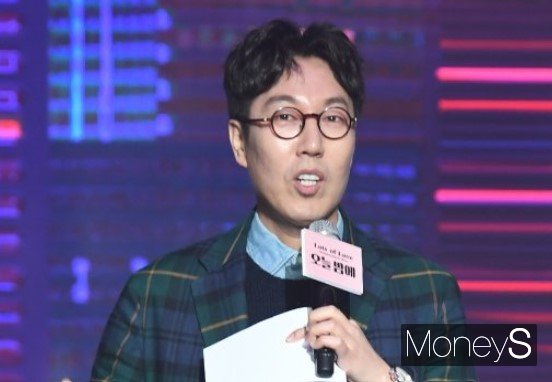 DJ 김영철이 전 피겨스케이팅선수 김연아의 결혼을 축하했다. 사진은 지난 2 19년 3월 서울 마포구 신수동 서강대학교 메리홀에서 열린 홍진영 첫 정규앨범 'Lots of Love(랏츠 오브 러브)' 쇼케이스 무대에 올라 사회를 본 개그맨 김영철. /사진=장동규 기자