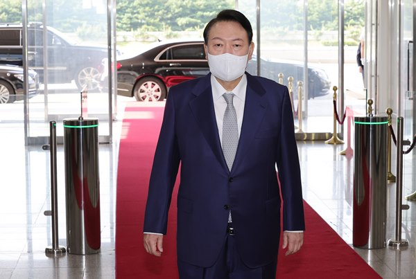 윤석열 대통령이 26일 행정안전부 내 이른바 '경찰국' 설치에 전국 경찰 간부들이 반발한 것과 관련해 "정부가 헌법과 법률에 따라 취하는 정책과 조직개편안에 집단적으로 반발하는 것은 중대한 국가 기강 문란이 될 수 있다"고 밝혔다. 사진은 이날 서울 용산 대통령실에서 열린 출근길 약식 기자회견에서 취재진의 질문에 답하고 있는 윤 대통령. /사진=뉴스1