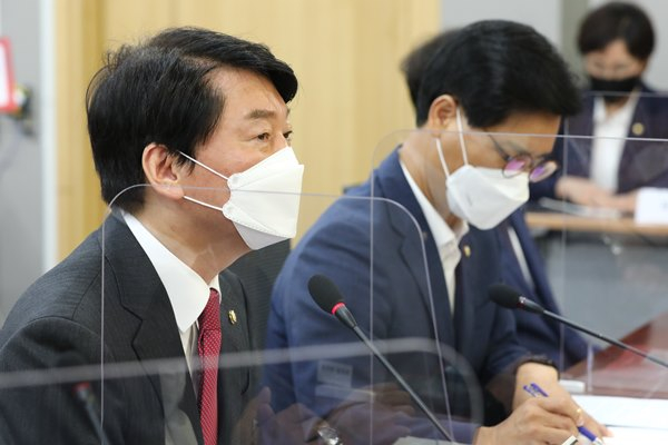 안철수 국민의힘 의원이 '드루킹 댓글 조작 사건'으로 수감 중인 김경수 전 경남도지사가 8·15 광복절 특별 사면이 제기되는 것과 관련해 "국정농단의 주범에게 면죄부를 줘선 안 된다"고 지적했다. 사진은 지난 20일 오전 서울 여의도 국회 의원회관에서 열린 민·당·정 토론회에서 개회사를 하고 있는 안 의원(왼쪽). /사진=뉴스1