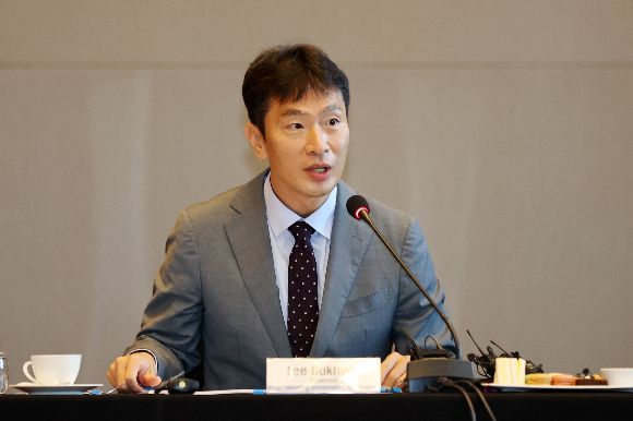 이복현 금융감독원 원장이 지난 15일 서울 영등포구 콘래드 호텔에서 외국계 금융회사 CEO들과의 간담회에 참석해 모두 발언을 하고 있는 모습./사진=뉴스1