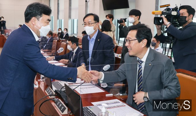 [머니S포토] 국회 산자중기위, 인사 나누는 윤관석과 김한정